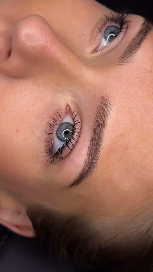 Kunde med fyldige, definerte bryn etter Microblading
