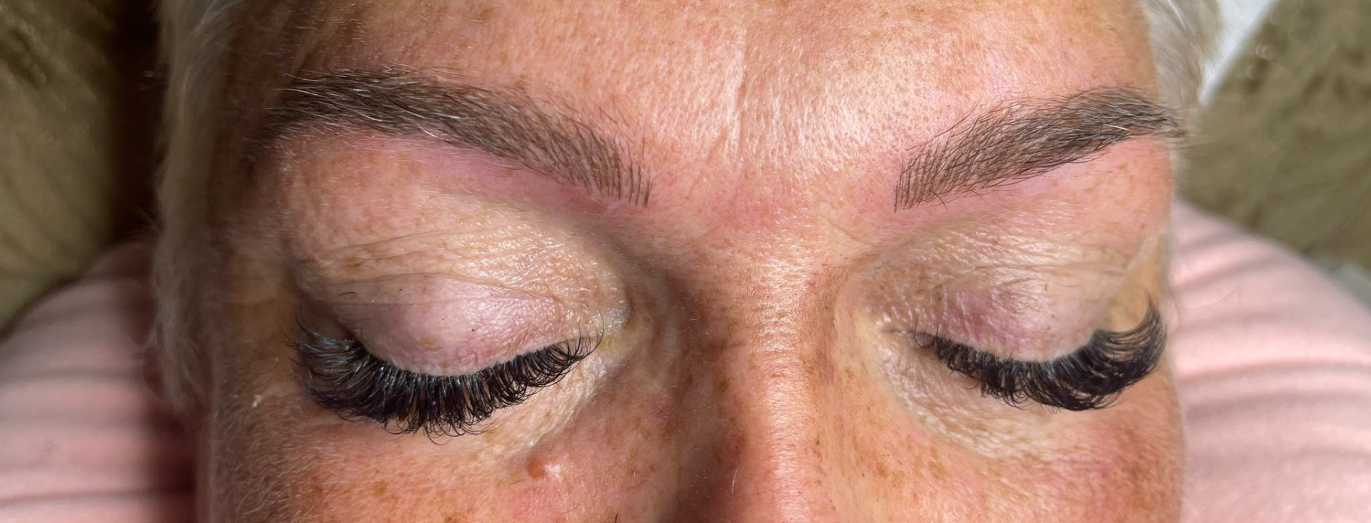 Definerte bryn etter Microblading